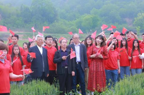 杨凌麦田里上演“快闪”祝福祖国